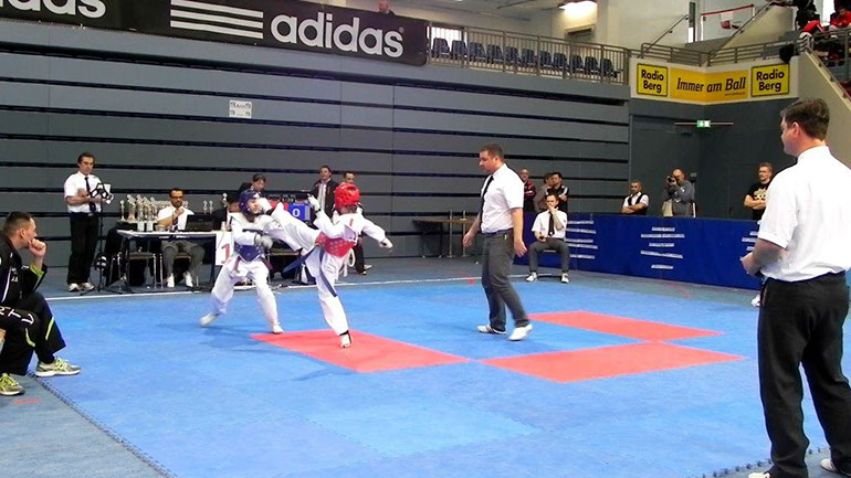 Lea rote Weste Bild 1