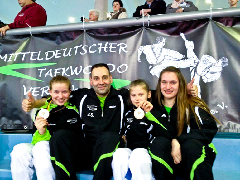 923140_586080304807501_613464378_n